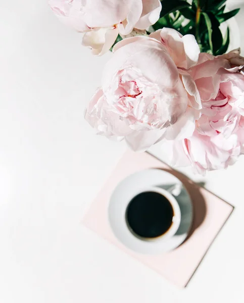 Πρωινή Κούπα Καφέ Ροζ Παιώνια Λουλούδια — Φωτογραφία Αρχείου