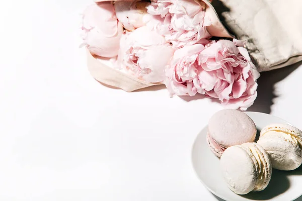 Pioenrozen Bloemen Met Macarons Witte Achtergrond — Stockfoto