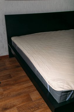 Yatakta yatak, rahat ev konsepti.