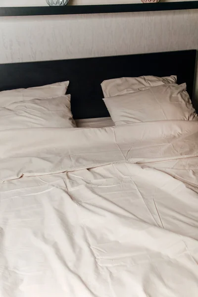 黒いベッド 白いリネンと枕付きのベッドルームのインテリア — ストック写真
