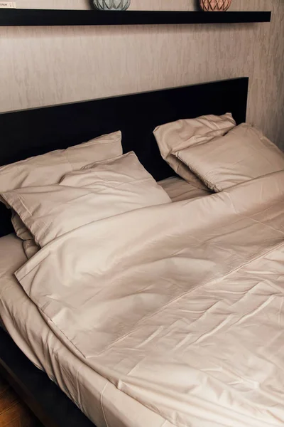 卧室内部 有黑色床 白色亚麻布和枕头 — 图库照片