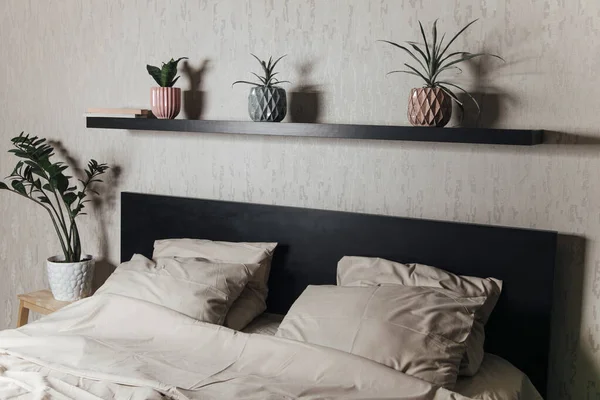 Yatak Odasının Içinde Siyah Yatak Beyaz Çarşaf Yastıklar Var — Stok fotoğraf