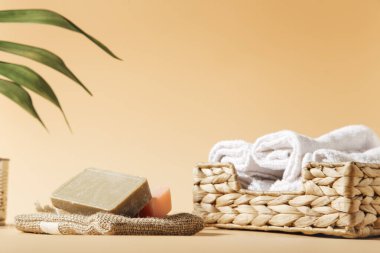 Spa konsepti. Ahşap arka planda doğal kozmetik ürünleri ve banyo aksesuarları..