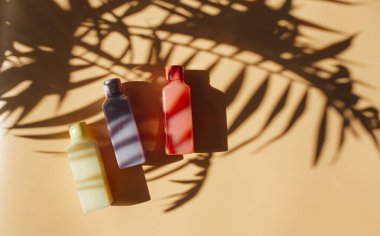 Yeşillik ışığında bir şişe kozmetik