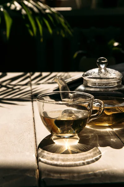 Nahaufnahme Von Glas Tasse Und Teekanne Auf Holztischhintergrund — Stockfoto