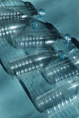 Bir yığın mavi plastik şişe, geri dönüşüm konsepti plastik ve ekoloji