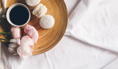 Makarnalı ve çiçekli bir fincan kahvenin üst görüntüsü.