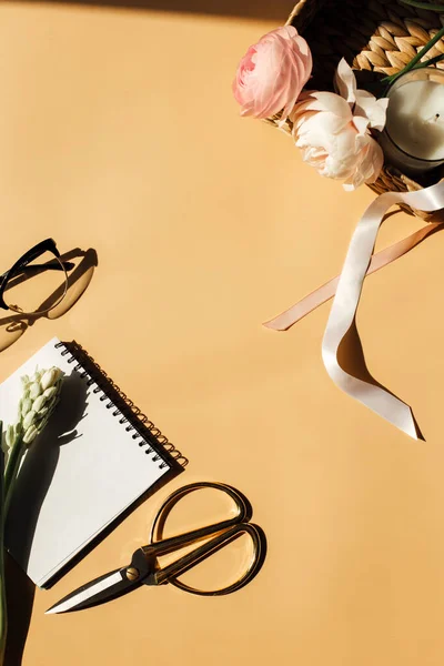 Çiçek, defter ve makaslı sarı kopya alanı kavramı