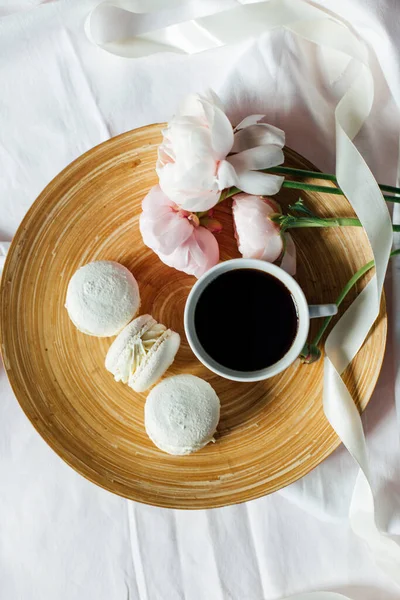 Bovenaanzicht Van Kopje Koffie Met Macarons Bloemen — Stockfoto