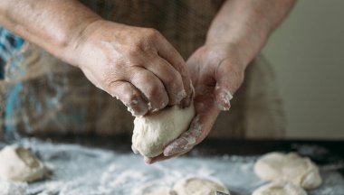 Mangır ile lezzetli turtalar yapan ellerin yakın çekimi
