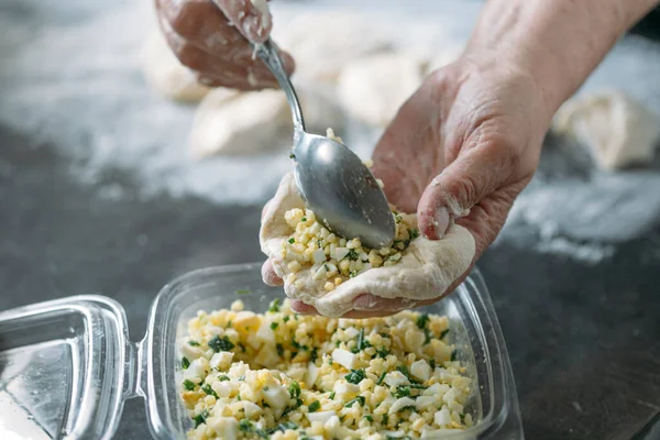 Vista Cerca Las Manos Haciendo Deliciosos Pasteles Con Masa —  Fotos de Stock