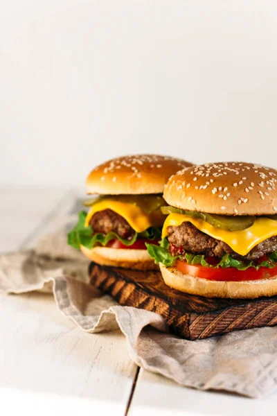 Hamburguesas Frescas Jugosas Aisladas Sobre Fondo Blanco —  Fotos de Stock