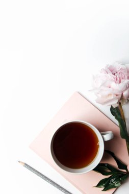 Hafif arkaplanda çay ve düğün çiçeği