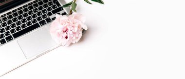 kahve, çiçek ve dizüstü bilgisayarlı flay kavramı