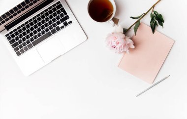kahve, çiçek ve dizüstü bilgisayarlı flay kavramı