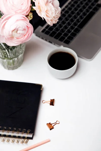 kahve, çiçek ve dizüstü bilgisayarlı flay kavramı