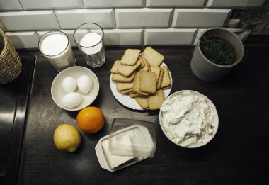 Mutfak masasında cheesecake yapmak için malzemeler, yemek pişirme konsepti.