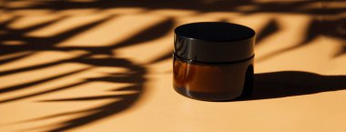 Soyut bej arkaplanda organik kozmetik ürünler