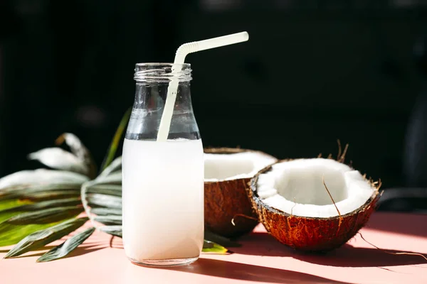 Botella Vidrio Jugo Coco Con Hoja Coco Palma Rodajas Sobre — Foto de Stock