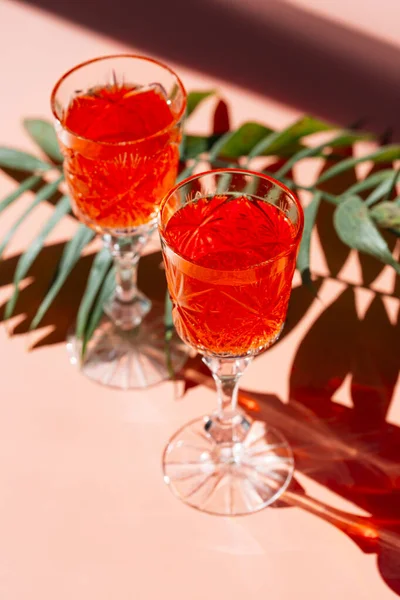 Rote Helle Cocktails Auf Buntem Hintergrund Mit Blättern — Stockfoto