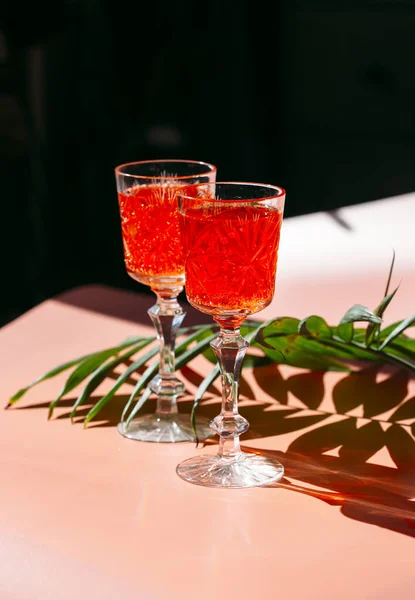 Rote Helle Cocktails Auf Buntem Hintergrund Mit Blättern — Stockfoto