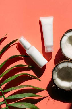 Hindistan cevizi kremi kırmızı arkaplanda izole edilmiş.