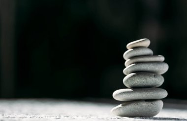 Taşlar koyu arkaplanda izole edilmiş.