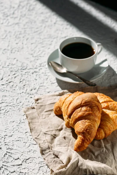 Läckra Färska Franska Croissanter Med Kopp Kaffe — Stockfoto