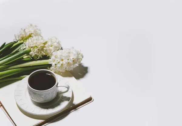 Xícara Café Com Flores Isoladas Fundo Branco Copiar Conceito Espaço — Fotografia de Stock