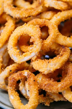 Kalamarlı kızarmış halkalar yakın görünüm 