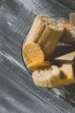 Ahşap arka planda mutfak için ekolojik araçların yakın görüntüsü