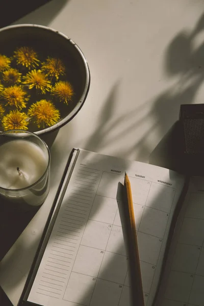 Vista Superior Flores Dente Leão Amarelo Água Vela Branca Notebook — Fotografia de Stock