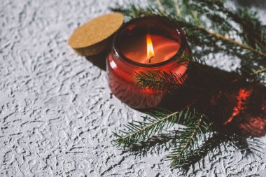 Köknar dallı güzel Noel mumu manzarası 