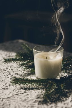 Köknar dallı güzel Noel mumu manzarası 