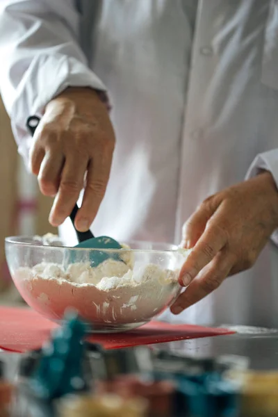 Vista Ravvicinata Delle Mani Della Donna Che Preparano Pasta Biscotti — Foto Stock