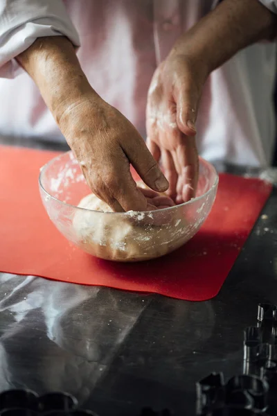 Bliska Widok Kobiet Ręce Przygotowanie Ciasta Ciastka Kuchni — Zdjęcie stockowe
