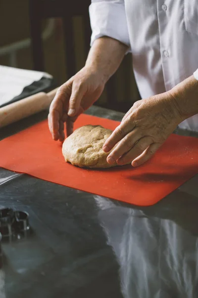Kobieta Przygotować Ciasto Ciasteczka Imbirowe Kuchni — Zdjęcie stockowe
