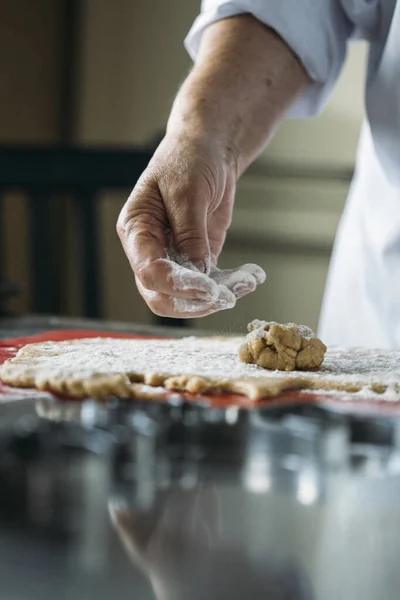 Kobieta Przygotowuje Ciasto Ciasteczka Imbirowe Kuchni — Zdjęcie stockowe