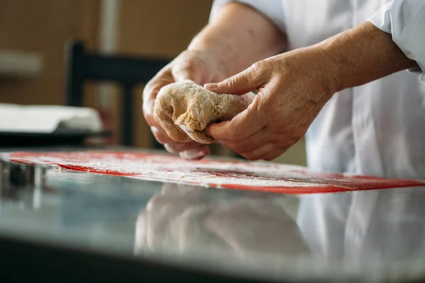 Kobieta Przygotowuje Ciasto Ciasteczka Imbirowe Kuchni — Zdjęcie stockowe