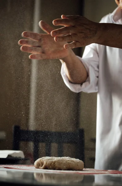 Kadın Mutfakta Zencefilli Kurabiye Için Hamur Hazırlıyor — Stok fotoğraf
