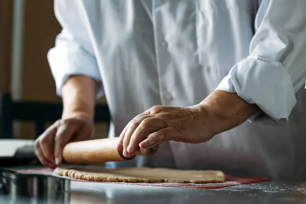 Mujer Preparando Masa Para Galletas Jengibre Cocina —  Fotos de Stock