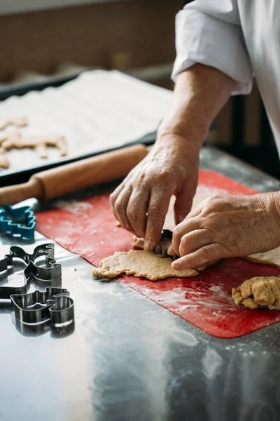 Anciana Formando Galletas Jengibre Cocina Vista Cerca —  Fotos de Stock