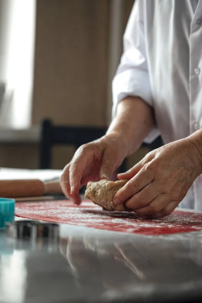 Mujer Preparando Masa Para Galletas Jengibre Cocina —  Fotos de Stock