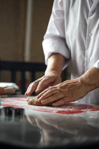 Vrouw Bereiden Deeg Voor Gember Koekjes Keuken — Stockfoto