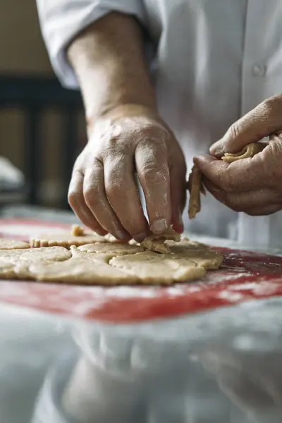 Anciana Formando Galletas Jengibre Cocina Vista Cerca —  Fotos de Stock