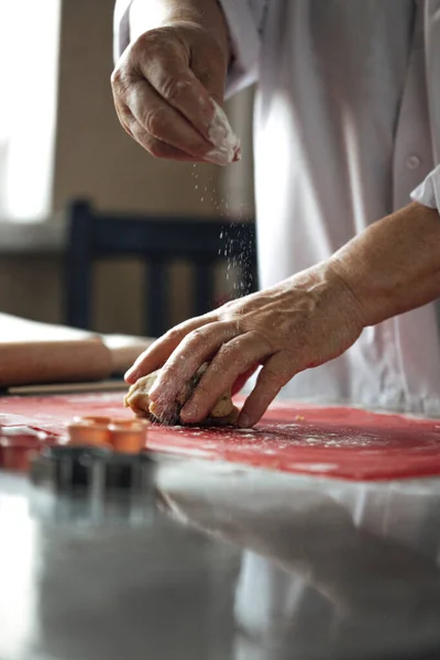 Mujer Preparando Masa Para Galletas Jengibre Cocina —  Fotos de Stock
