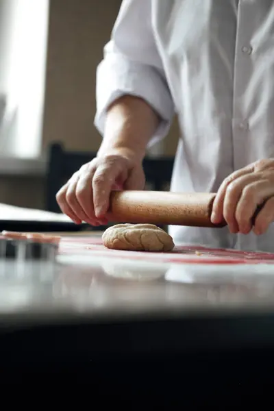 Kobieta Przygotowuje Ciasto Ciasteczka Imbirowe Kuchni — Zdjęcie stockowe