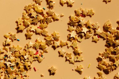 Bej arka planda Noel konfetisinin arka planı