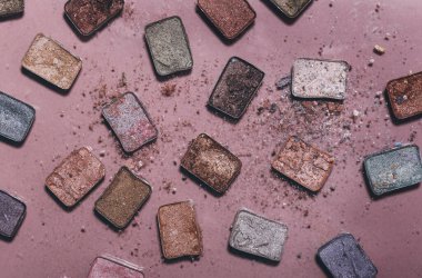 Renkli göz gölgeleri seti, kozmetik konsept arka plan, üst görünüm 