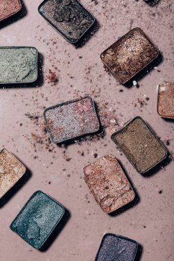 Renkli göz gölgeleri seti, kozmetik konsept arka plan, üst görünüm 